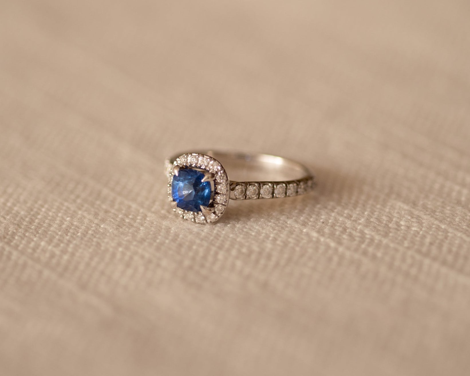Anillo de Zafiro y diamantes