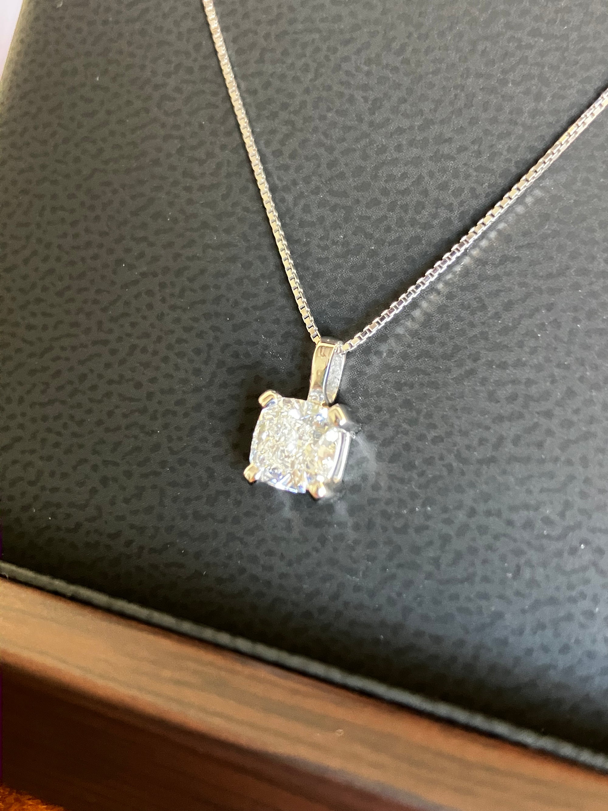 Colgante de diamante en talla cojín