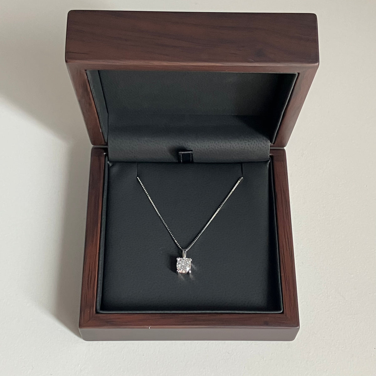 Colgante de diamante en talla cojín
