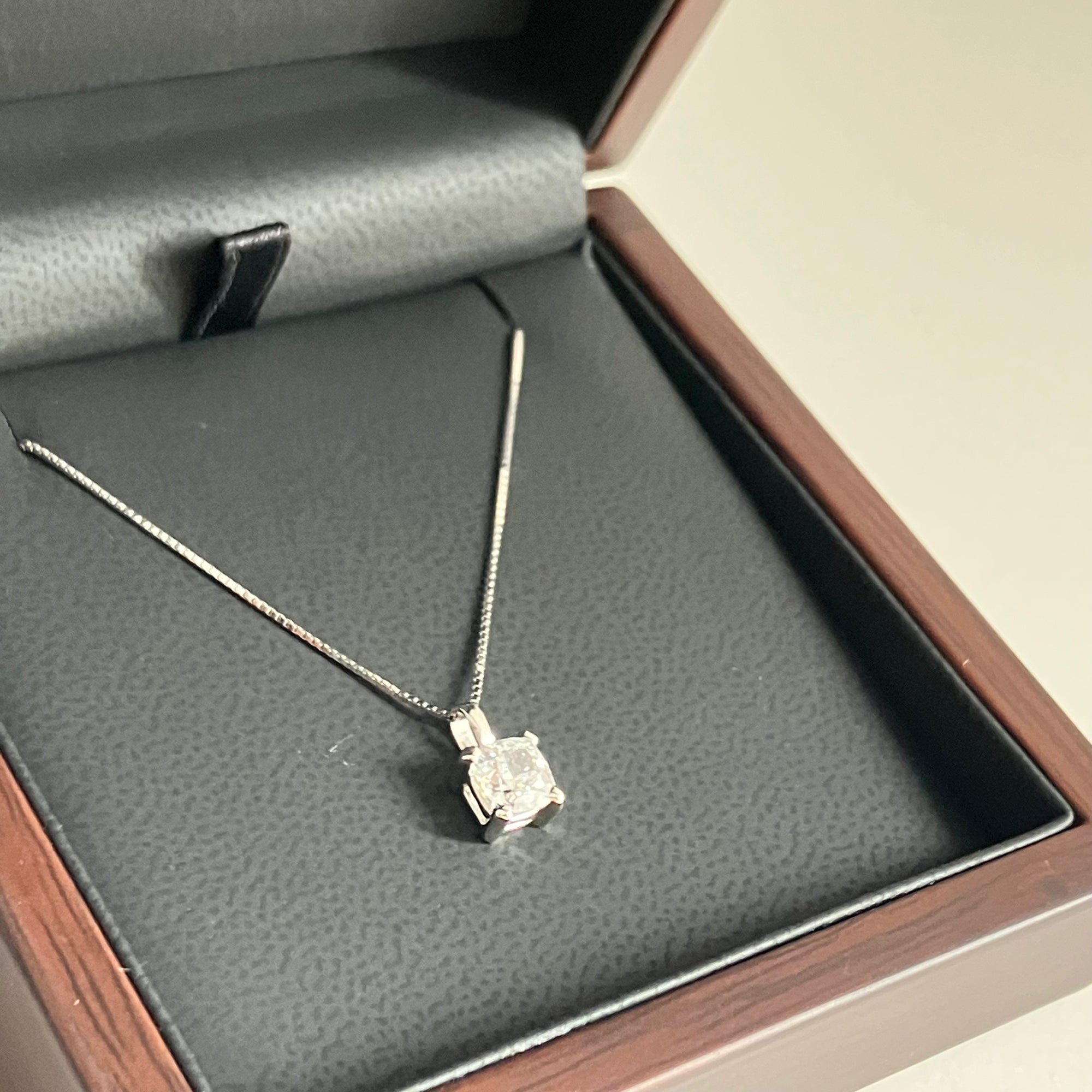 Colgante de diamante en talla cojín