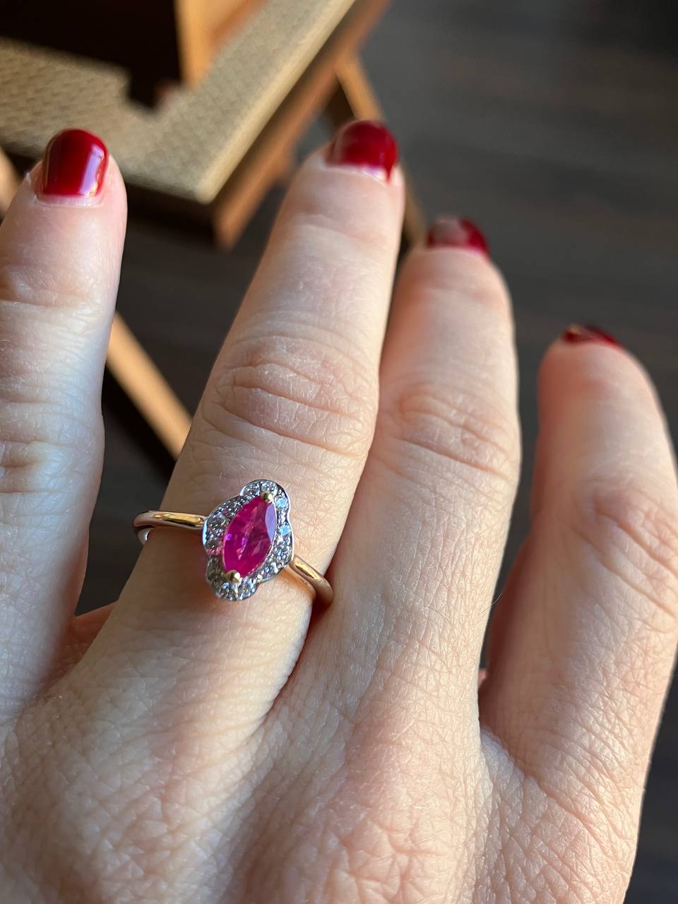 Sortija de Rubí Natural y Diamantes