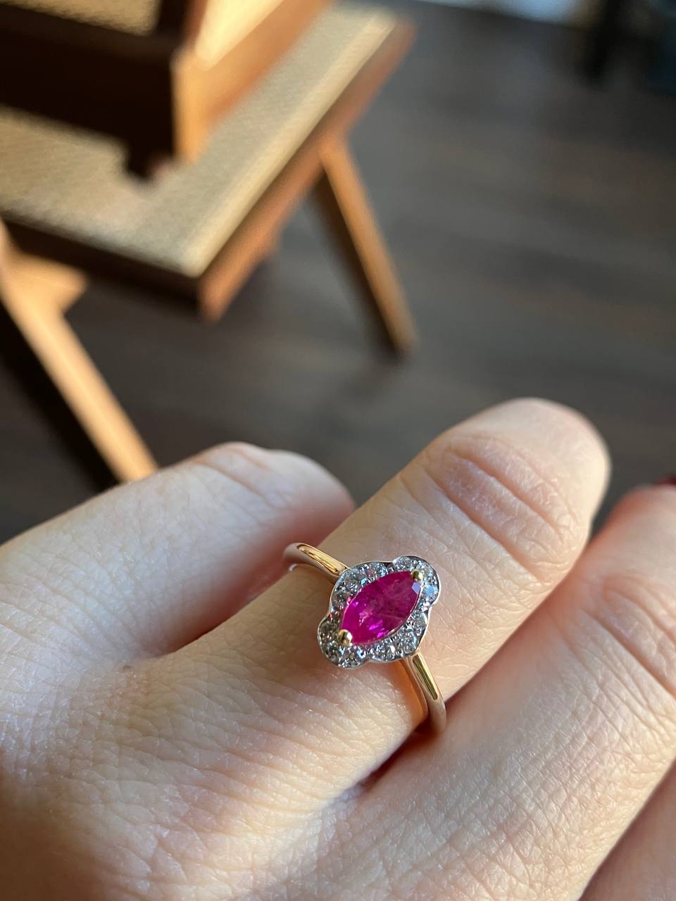 Sortija de Rubí Natural y Diamantes