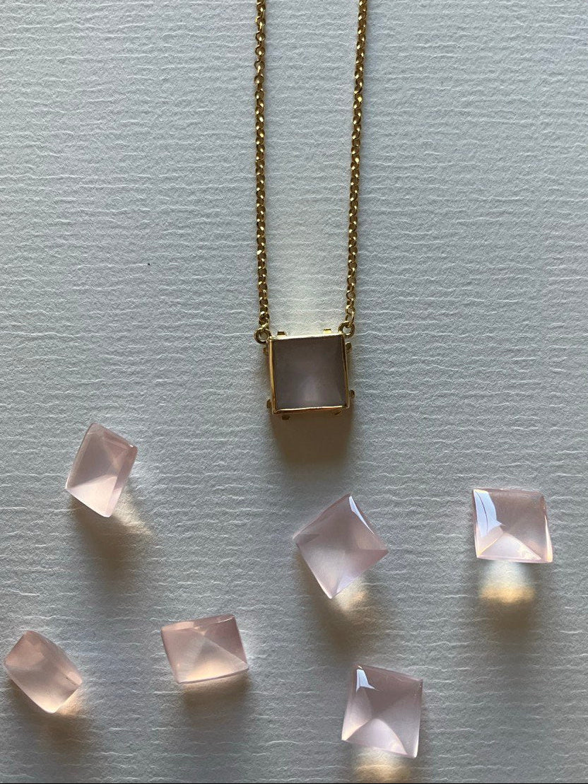 Colgante de Cuarzo Rosa engastado en Oro